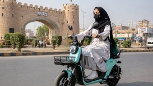پشاور میں خواتین کے لیے برقی سکوٹر اسکیم کے بارے میں اجلاس کی نمائندہ تصویر