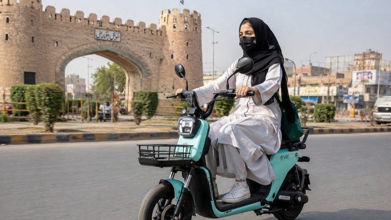 پشاور میں خواتین کے لیے برقی سکوٹر اسکیم کے بارے میں اجلاس کی نمائندہ تصویر
