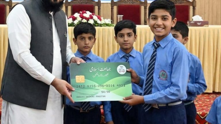 جماعتِ اسلامی کے رہنماء تعلیمی کارڈ پروگرام کی افتتاحی تقریب میں