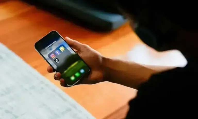 سوشل میڈیا آئیکنز کے سامنے ایک نوجوان بچے کا سایہ نما خاکہ