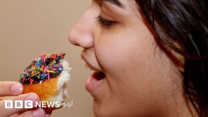 میز کے گرد لوگوں کا ایک ساتھ کھانا کھاتے ہوئے منظر