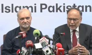 لاہور میں پریس کانفرنس: حافظ نعیم الرحمان، احسن اقبال اور رانا ثناء اللہ بریفنگ دے رہے ہیں