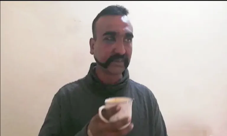 ابھینندن ورتھامن کا ہوائی یونیفارم میں سرکاری فوٹو