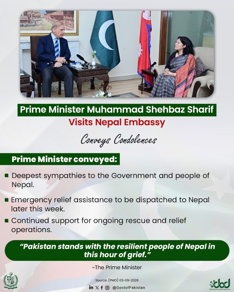 وزیرِ اعظم شہباز شریف نیپال کے سفارت خانے میں تعزیتی کتاب پر دستخط کرتے ہوئے