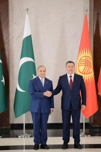 وزیراعظم شہباز شریف اور صدر سادیر جاپاروف بیشکیک میں گفتگو کرتے ہوئے