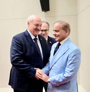 بشکیک میں شہباز شریف اور الیکساندر لوکاشینکو ملاقات کرتے ہوئے