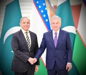 بشکیک میں سکو سمٹ کے دوران وزیراعظم شہباز شریف اور ازبک صدر کی ملاقات