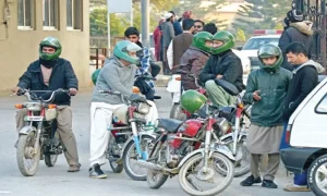 شہری سڑک پر رائیڈ ہیلنگ گاڑی اور سوار مسافر
