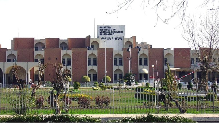 پاکستان انسٹی ٹیوٹ آف میڈیکل سائنسز کی عمارت کے سامنے فائر بریگیڈ کی گاڑی