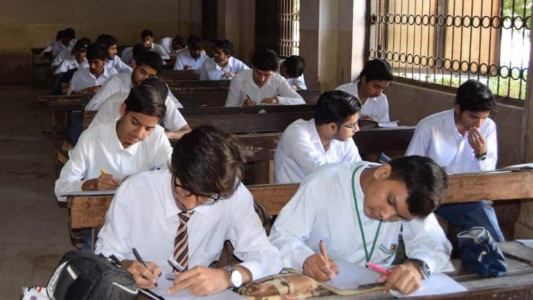 طلبہ کمپیوٹر پر بورڈ کی ویب سائٹ سے کلاس 12 کے رزلٹ چیک کرتے ہوئے