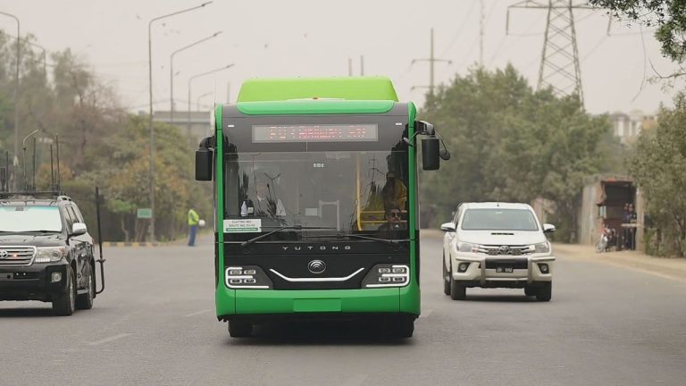 سرگودھا میں برقی بس سروس یا وزیر اعلیٰ کی ملاقات کا منظر