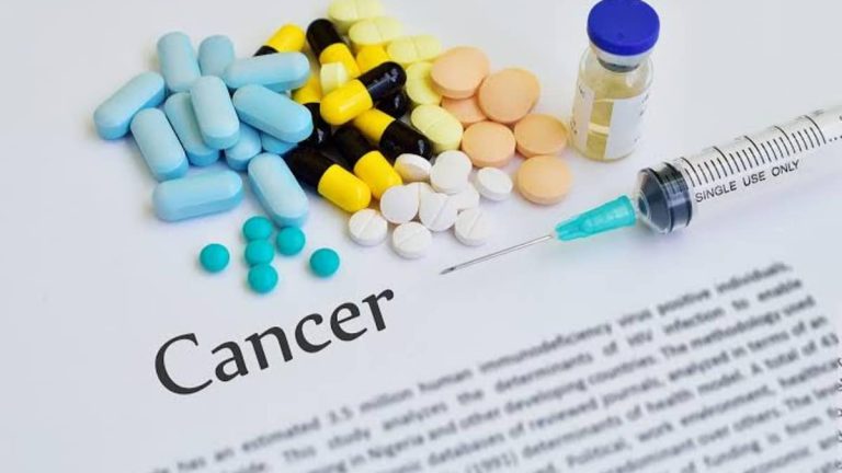 ہسپتال کے داخلے پر کینسر علاج کے لیے مریضوں کی قطار اور طبی عملہ