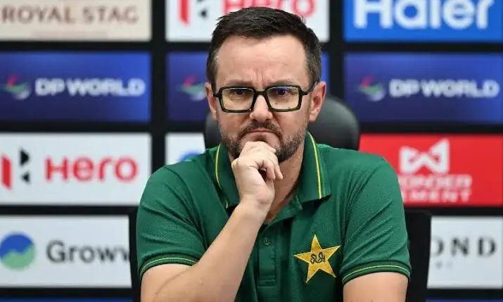مائیک ہیسن ایڈگ باسٹن میں پریس کانفرنس کے دوران