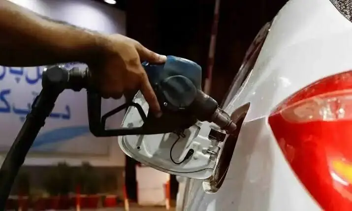 پٹرول پمپ کی قیمتوں کا بورڈ اور گاڑیاں