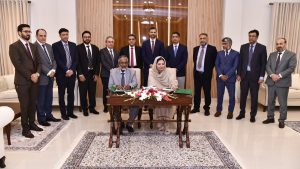 معاہدے کی علامتی تصویر جس میں دستاویزات اور دستخط کی نمائندگی ہے