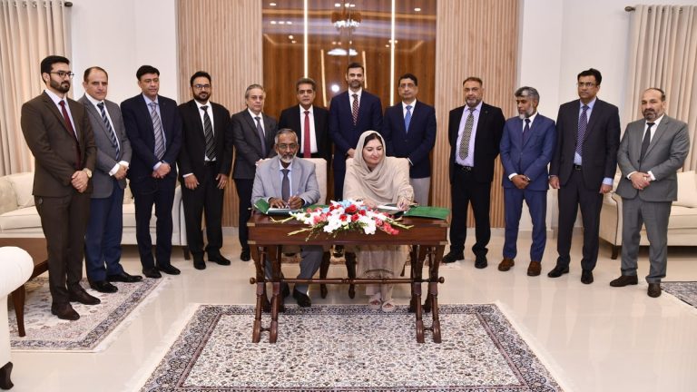 معاہدے کی علامتی تصویر جس میں دستاویزات اور دستخط کی نمائندگی ہے
