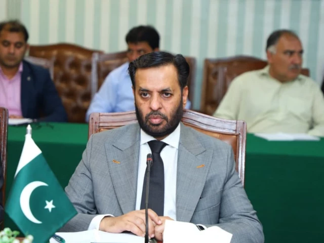 مصطفیٰ کمال میڈیا سے بات کرتے ہوئے، کراچی ایئرپورٹ پر ویکسینیشن سنٹر کے افتتاح کے موقع پر
