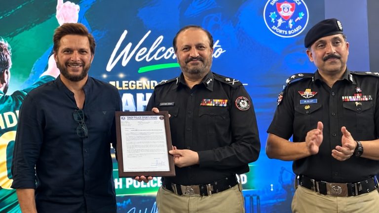 شاہد خان آفریدی مرکزی پولیس آفس میں سرٹیفکیٹ وصول کرتے ہوئے