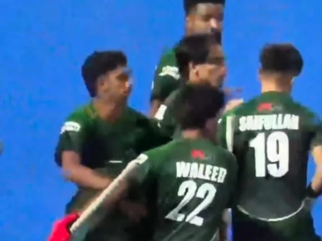 پاکستانی جونیئر ہاکی ٹیم کا موچی، چین میں مقابلے کے دوران منظر