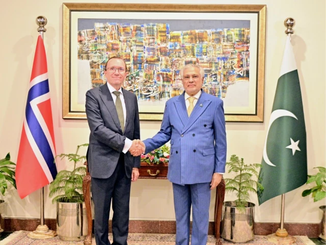 سینیٹر محمد اسحاق ڈار فون پر ناروے کے وزیرِ خارجہ سے گفتگو کرتے ہوئے