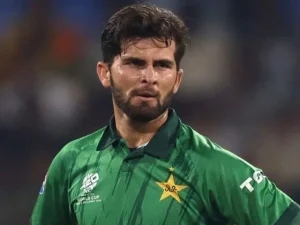شاہین شاہ آفریدی کرکٹ میچ میں بولنگ کرتے ہوئے