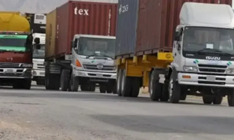 اسلام آباد کے راستوں پر ضبط شدہ کنٹینرز اور ٹرانسپورٹرز کے نمائندے