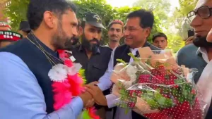 ڈجیٹل حاضری اسکرین یا موبائل نوٹیفیکیشن دکھاتے ہوئے اسٹوڈنٹ ای اٹینڈنس سسٹم
