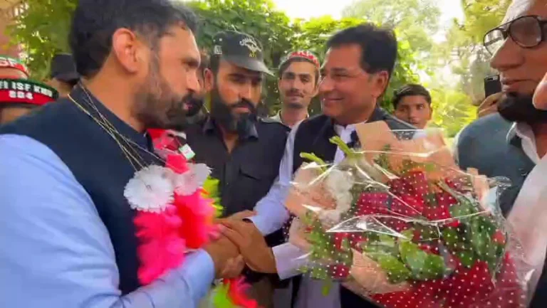 ڈجیٹل حاضری اسکرین یا موبائل نوٹیفیکیشن دکھاتے ہوئے اسٹوڈنٹ ای اٹینڈنس سسٹم
