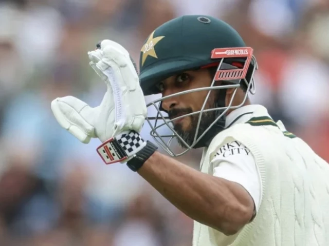 رضااللہ خان کے چھ کے ساتھ 81 رن بناتے ہوئے کی تصویر