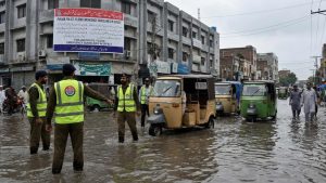 شدید بارش میں شہر کی نالیوں میں پانی بھرنے اور سڑک پر کھڑا پانی