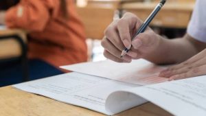 قومی اسمبلی کی قائمہ کمیٹی کا اجلاس جہاں تعلیمی لیک اور دیگر امور پر بات ہو رہی ہے