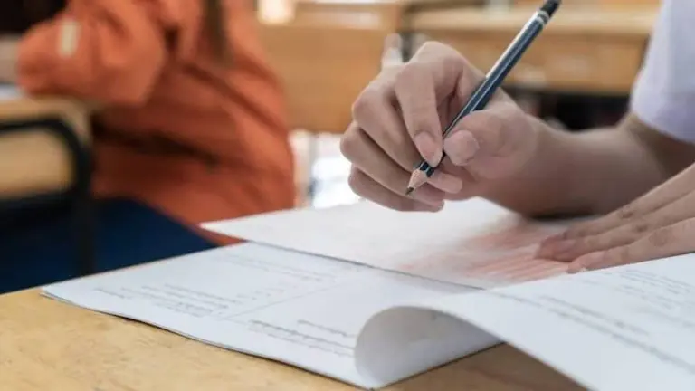 قومی اسمبلی کی قائمہ کمیٹی کا اجلاس جہاں تعلیمی لیک اور دیگر امور پر بات ہو رہی ہے