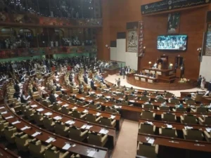 سندھ اسمبلی کا اجلاس جہاں قانون ساز ایندھن کی قیمتوں پر بحث کر رہے ہیں