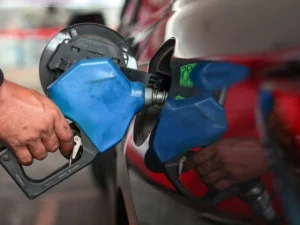 پارک پڑے مال بردار ٹرک؛ ڈیزل قیمتوں میں اضافے کے باعث ٹرانسپورٹ متاثر