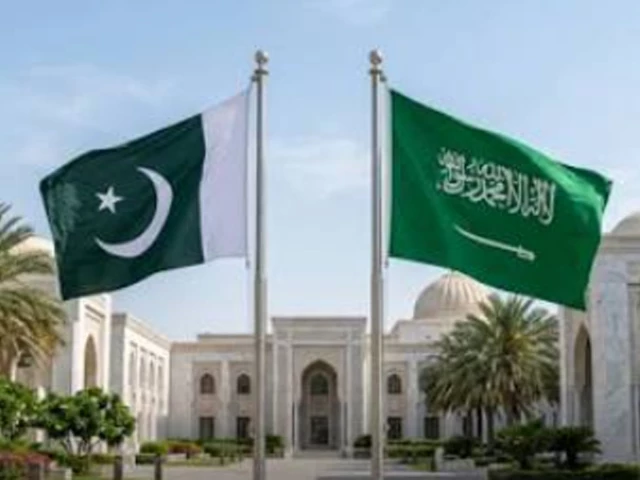 دستاویزات اور قلم، اقتصادی تعاون کے لیے پروگریس کارڈ تیار کرنے کی علامتی تصویر