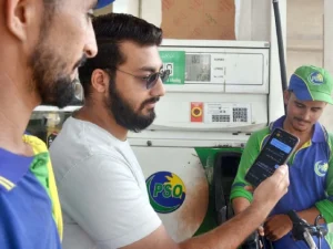 پٹرول پمپ کے سامنے معلوماتی بینر اور عوام کی رہنمائی کرتے حکومتی نمائندے