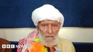 پاکستان کے زیر انتظام کشمیر کے گاؤں نوگراں میں واپس آنے والے سندیس/عبدالعزیز کا خیرمقدم کرتے لوگ