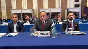 پروفیسر احسن اقبال کا 25ویں کیریک وزارتی کانفرنس کے افتتاحی اجلاس میں تقررے کے دوران خطاب کرتے ہوئے ایک تصویر۔