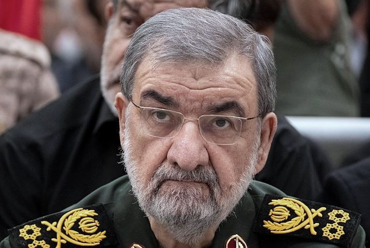محسن رضائی ٹی وی پر خطاب کرتے ہوئے