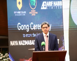 پاکستان اسٹاک ایکسچینج میں گونگ تقریب، نیا ناظم آباد اپارٹمنٹ ریئٹ کی فہرست سازی کے موقع کا منظر