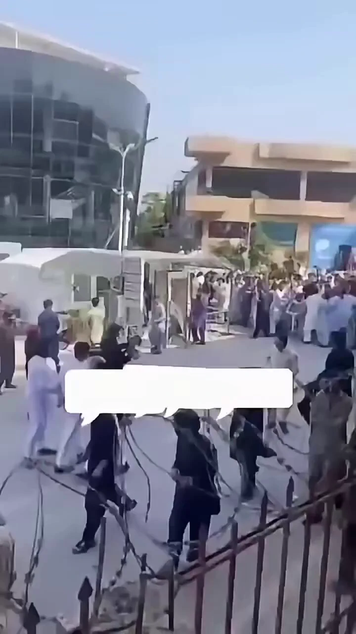 طلبا احتجاج اور یونیورسٹی گارڈز کا ردعمل