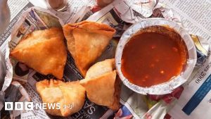 اخبار میں لپٹے سموسے اور سڑک کنارے کھانا فروخت کرنے والا اسٹال