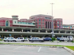 لاہور ایئرپورٹ پر روانگی سے قبل مبینہ کیس میں ملوث خاتون اور پولیس اہلکار