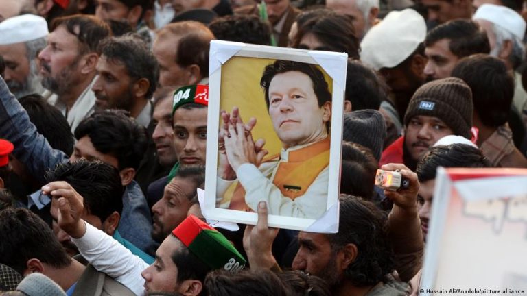لکی مروت سے روانہ ہوتا پی ٹی آئی کا مارچ، جھنڈے اور کارکن راستے میں کھڑے ہیں