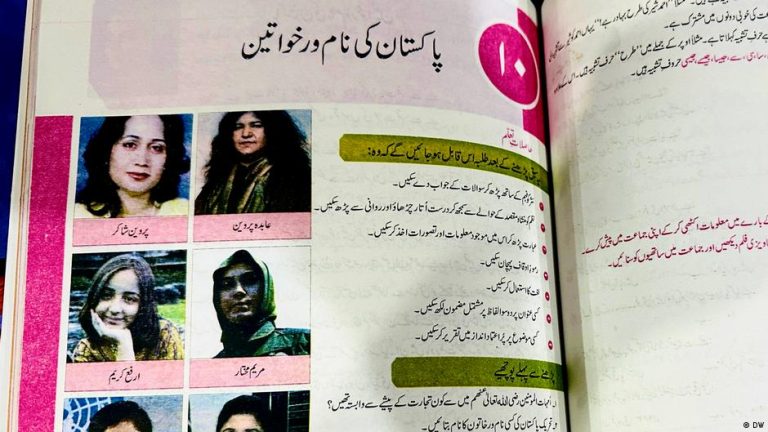 تعلیمی اسناد کے ساتھ ایک خاتون ٹیچر اسکول میں کلاس پڑھاتی ہوئی