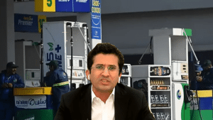 وفاقی وزیر علی پرویز ملک کارکنوں سے خطاب کرتے ہوئے
