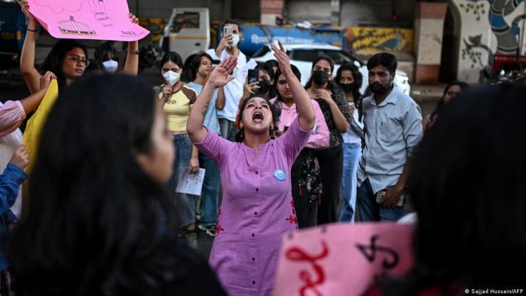 نئی دہلی کے عوامی پارک میں پولیس گشت اور احتجاجی مظاہرہ، خواتین کی سلامتی کے مطالبات