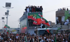 لاکی مروت میں سڑکوں پر جمع ہزاروں افراد کا منظر