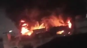 کراچی حبیب چورنگی سائٹ ٹاؤن میں گارمنٹس فیکٹری کے باہر آگ کی اطلاع