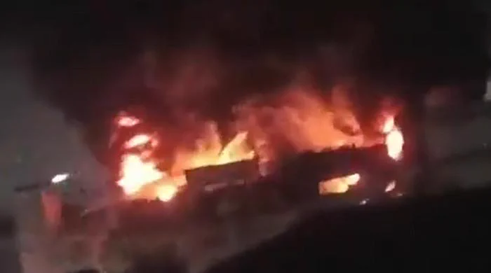 کراچی حبیب چورنگی سائٹ ٹاؤن میں گارمنٹس فیکٹری کے باہر آگ کی اطلاع